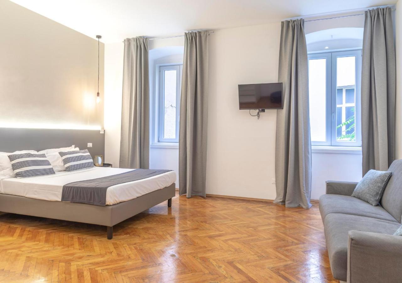 Elegante Appartamento Vicino Alla Stazione - Grey Triest Exterior foto