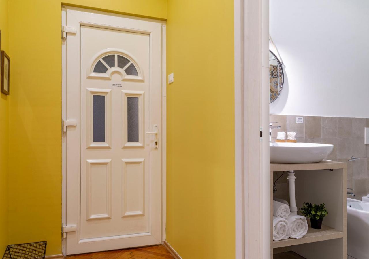Elegante Appartamento Vicino Alla Stazione - Grey Triest Exterior foto
